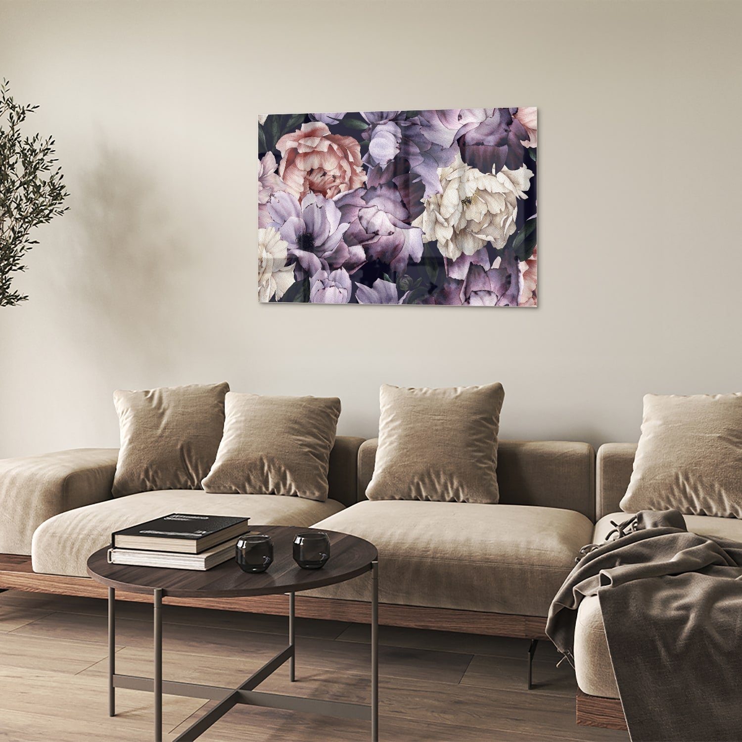 Glas schilderij met paarse en gouden bloemen in een moderne woonkamer