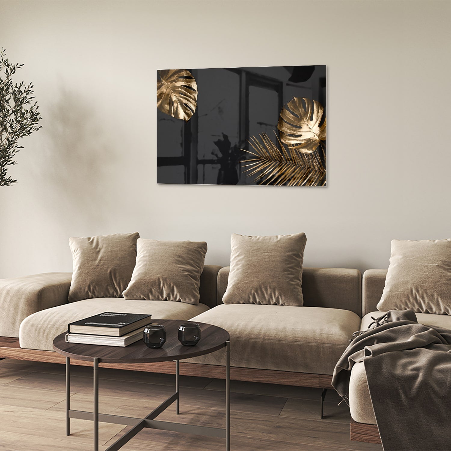 Glazen schilderij met gouden bladeren op een zwarte achtergrond in een woonkamer