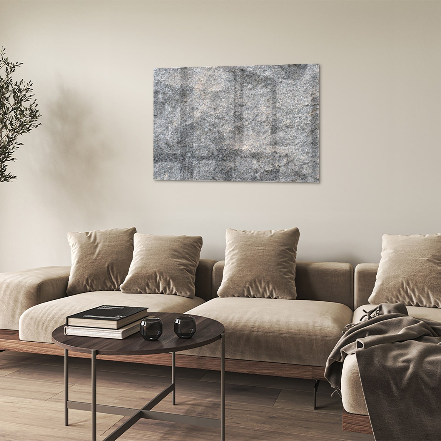 Glazen schilderij met abstracte textuur op muur in moderne woonkamer