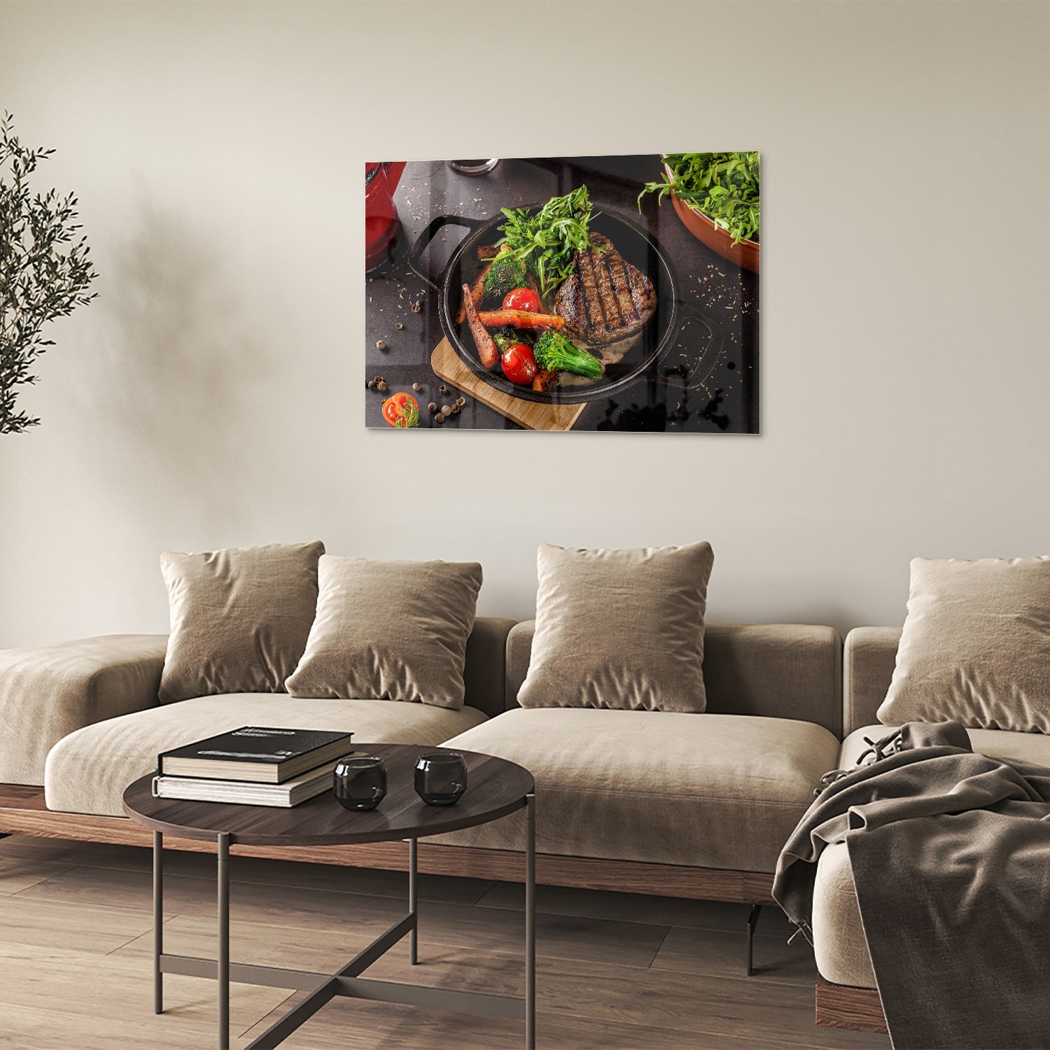 Glazen schilderij met een gegrilde steak en verse groenten in een pan