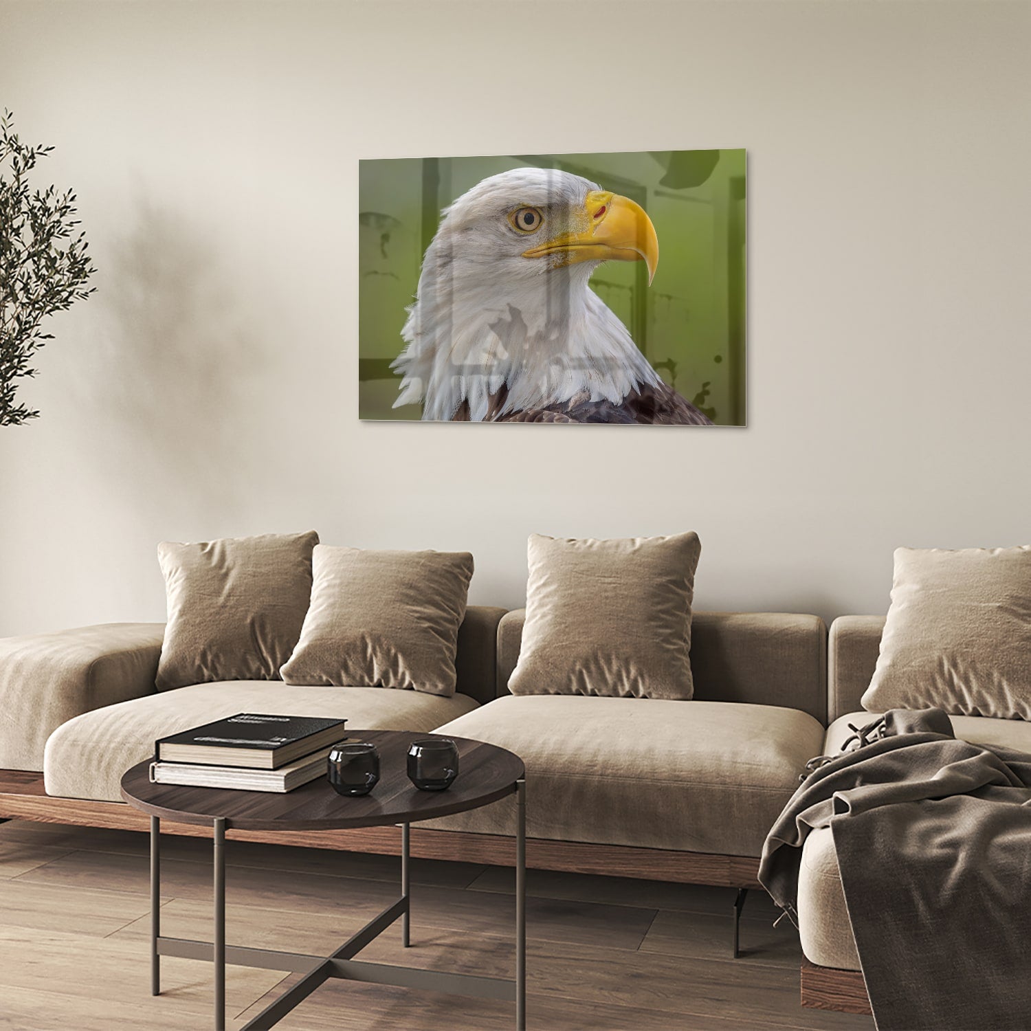 Een prachtig glazen schilderij van een Amerikaanse zeearend met een groene achtergrond.