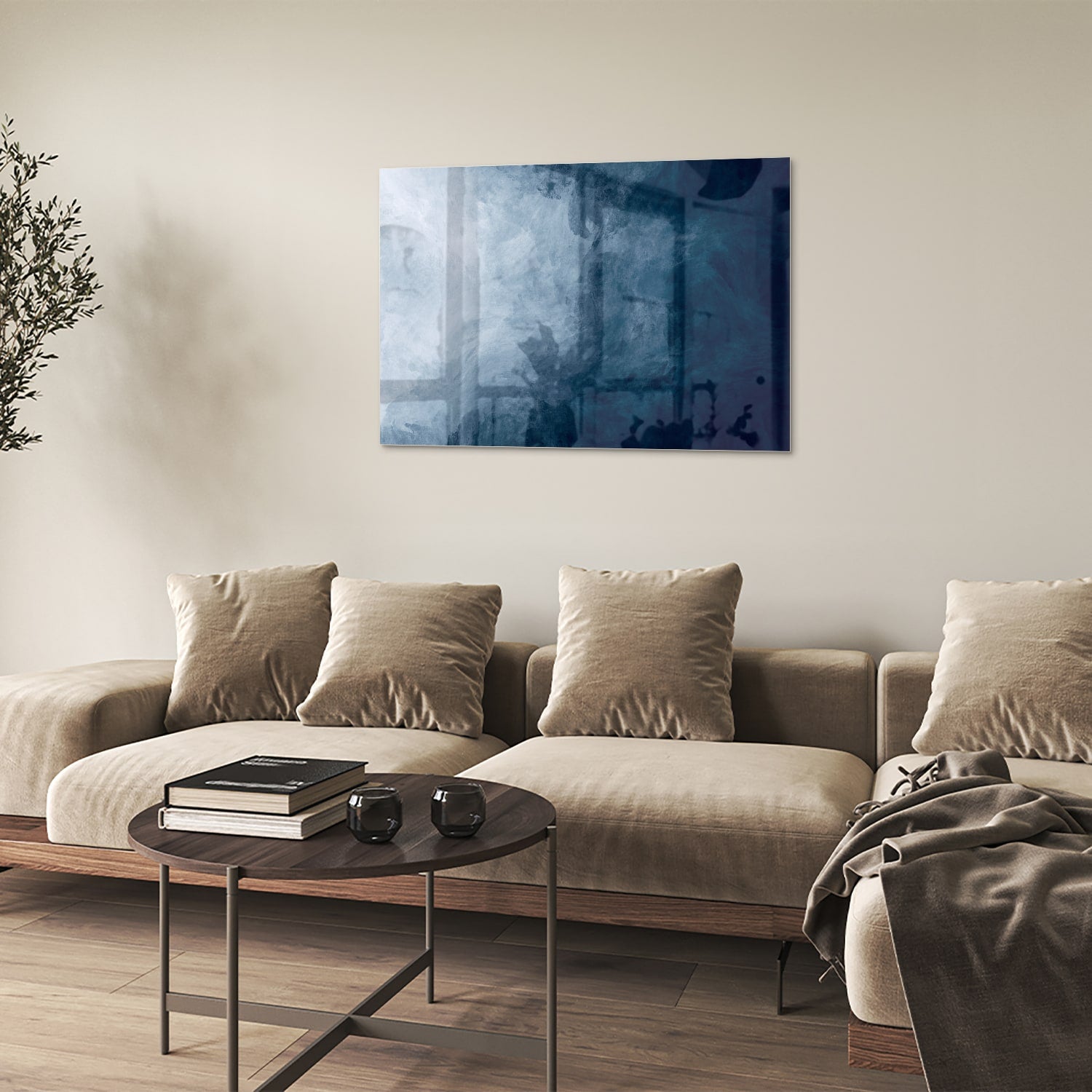Abstract blauw glas schilderij aan de muur bij een houten meubel.