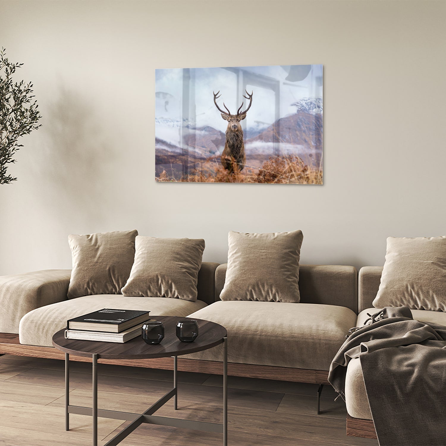 Glazen schilderij van een hert in een berglandschap met natuurlijke kleuren.