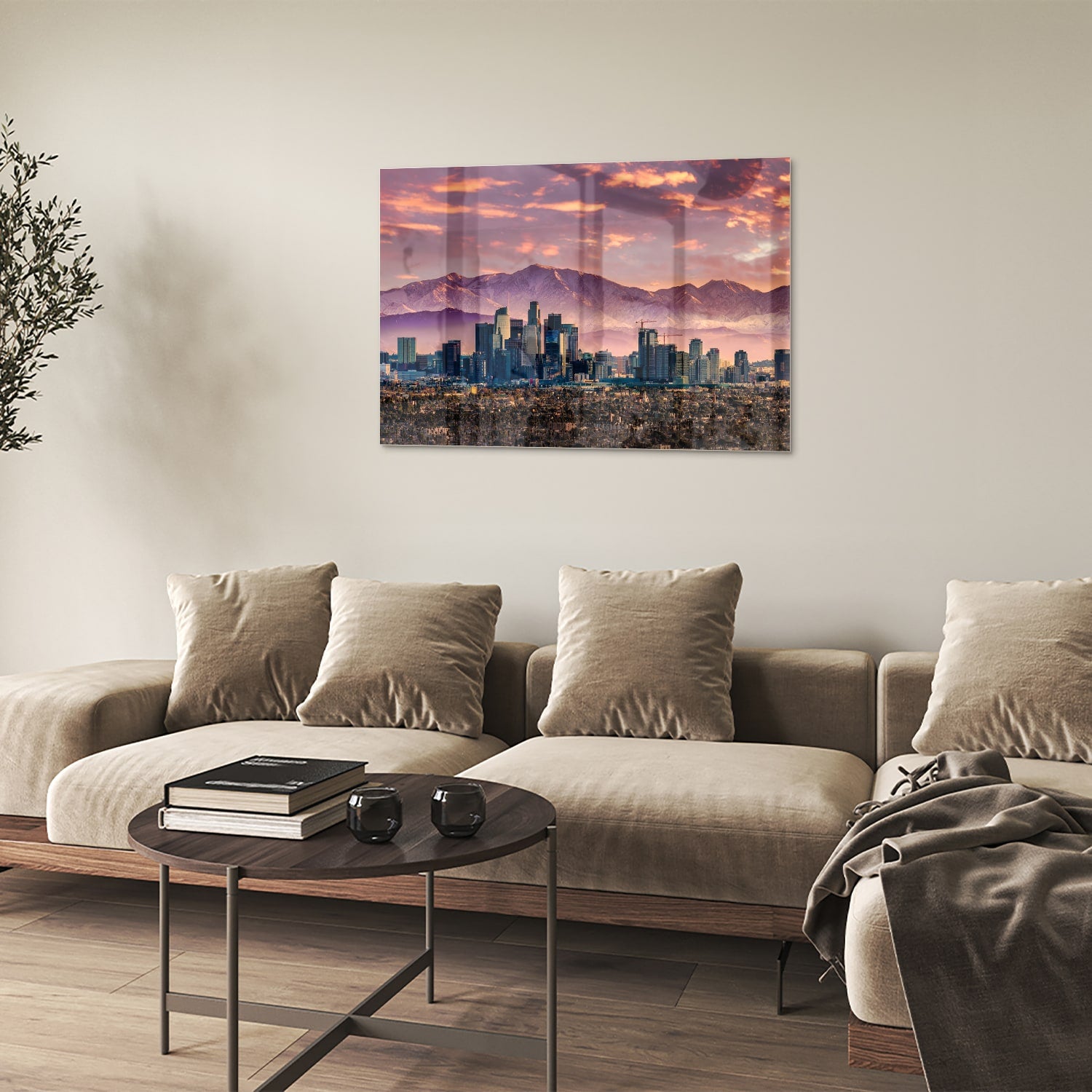 Glazen schilderij van een stadspanorama bij zonsondergang met bergen op de achtergrond.