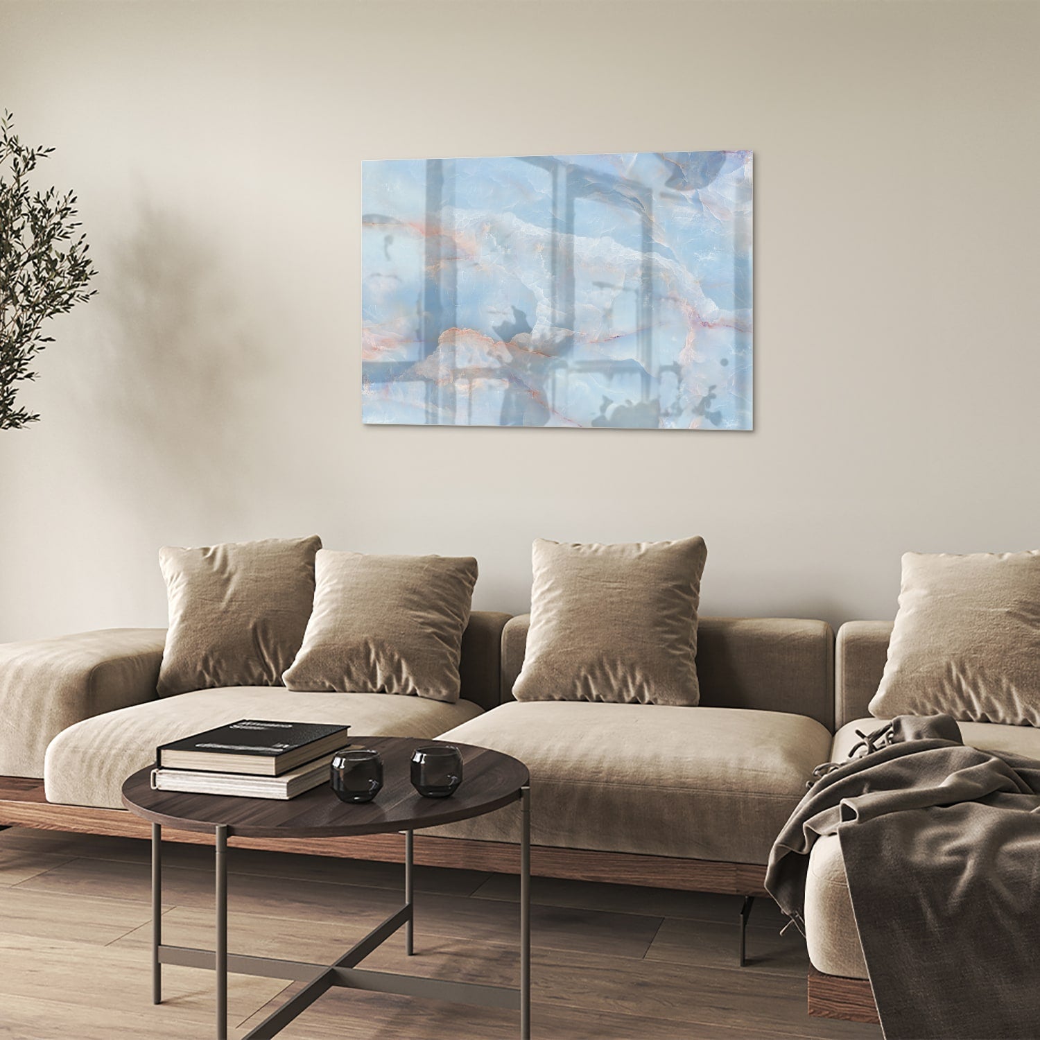 Abstract glazen schilderij in blauw en aardetinten aan de muur.