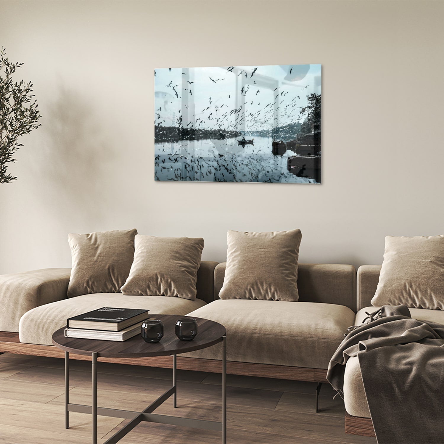 Glazen schilderij van vogels boven kalm water met reflecties.