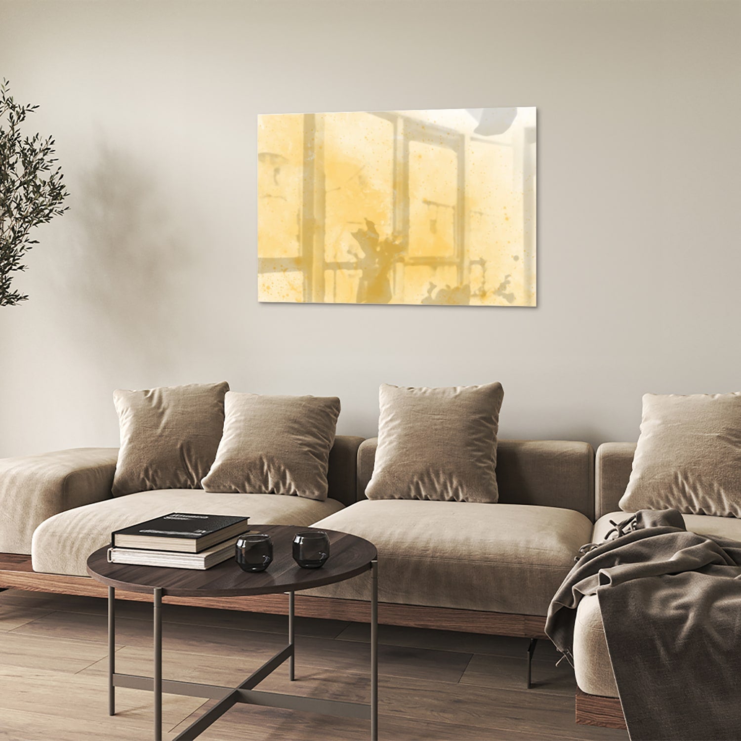 Abstract glazen schilderij in gouden tinten op een witte muur in een moderne woonkamer.