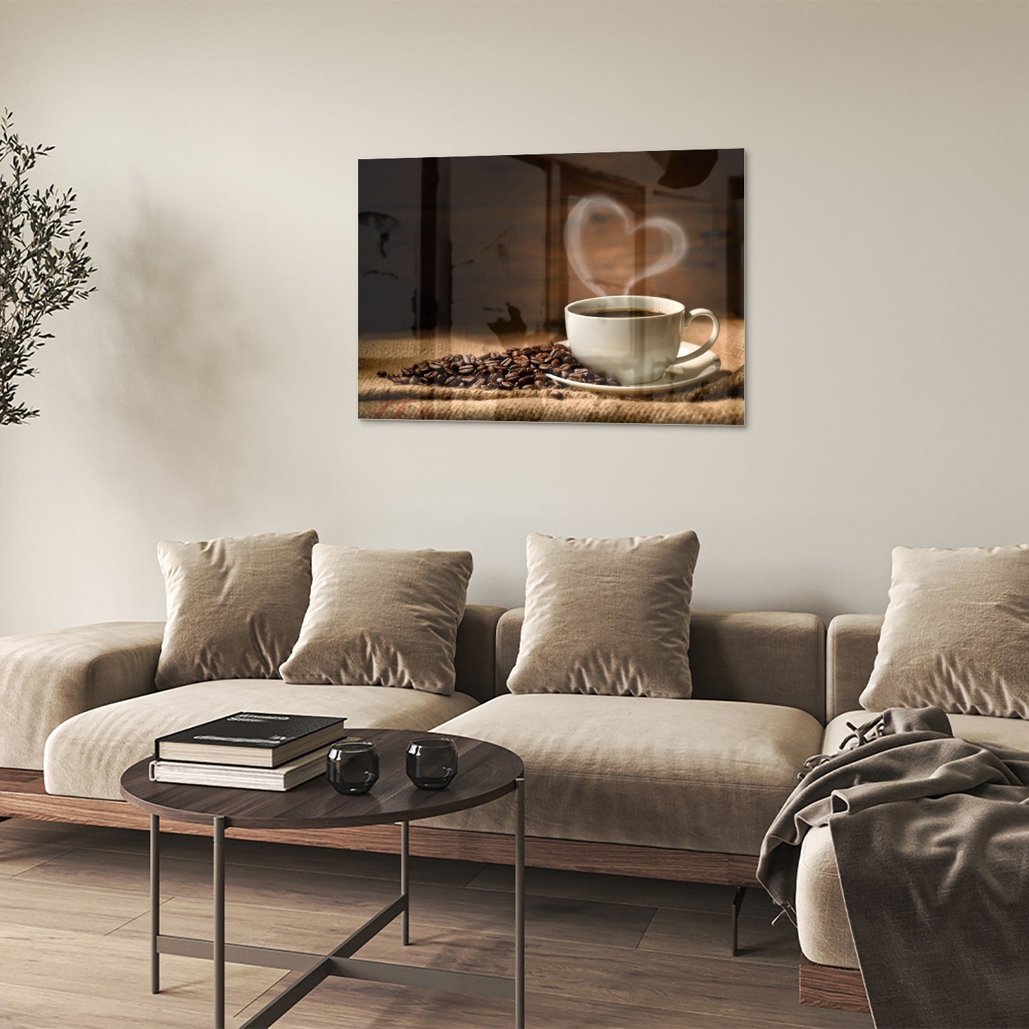Glazen schilderij van een kop koffie met koffiebonen op een houten tafel.