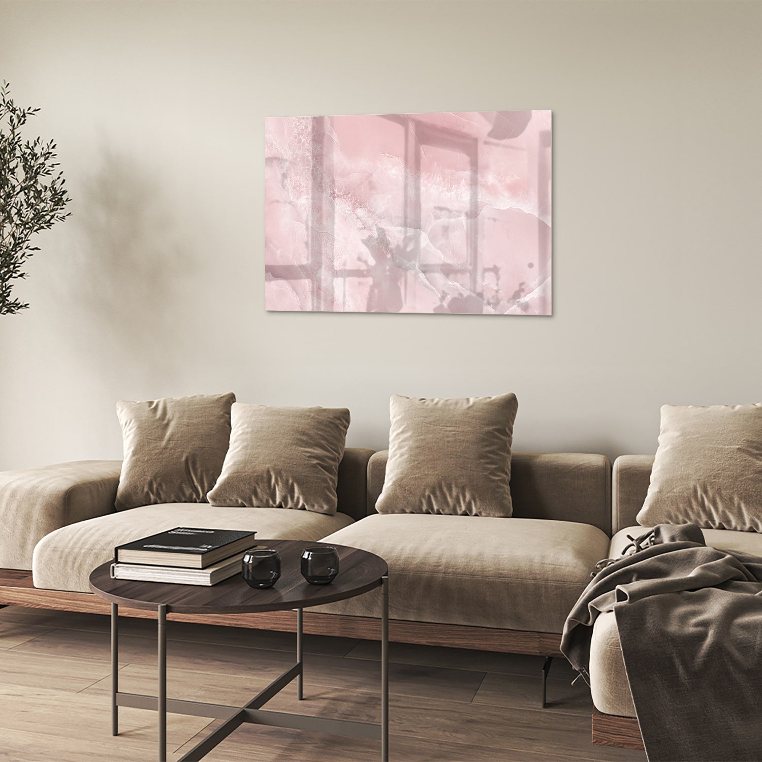 Elegant glazen schilderij in zachte roze tinten boven een houten kast.