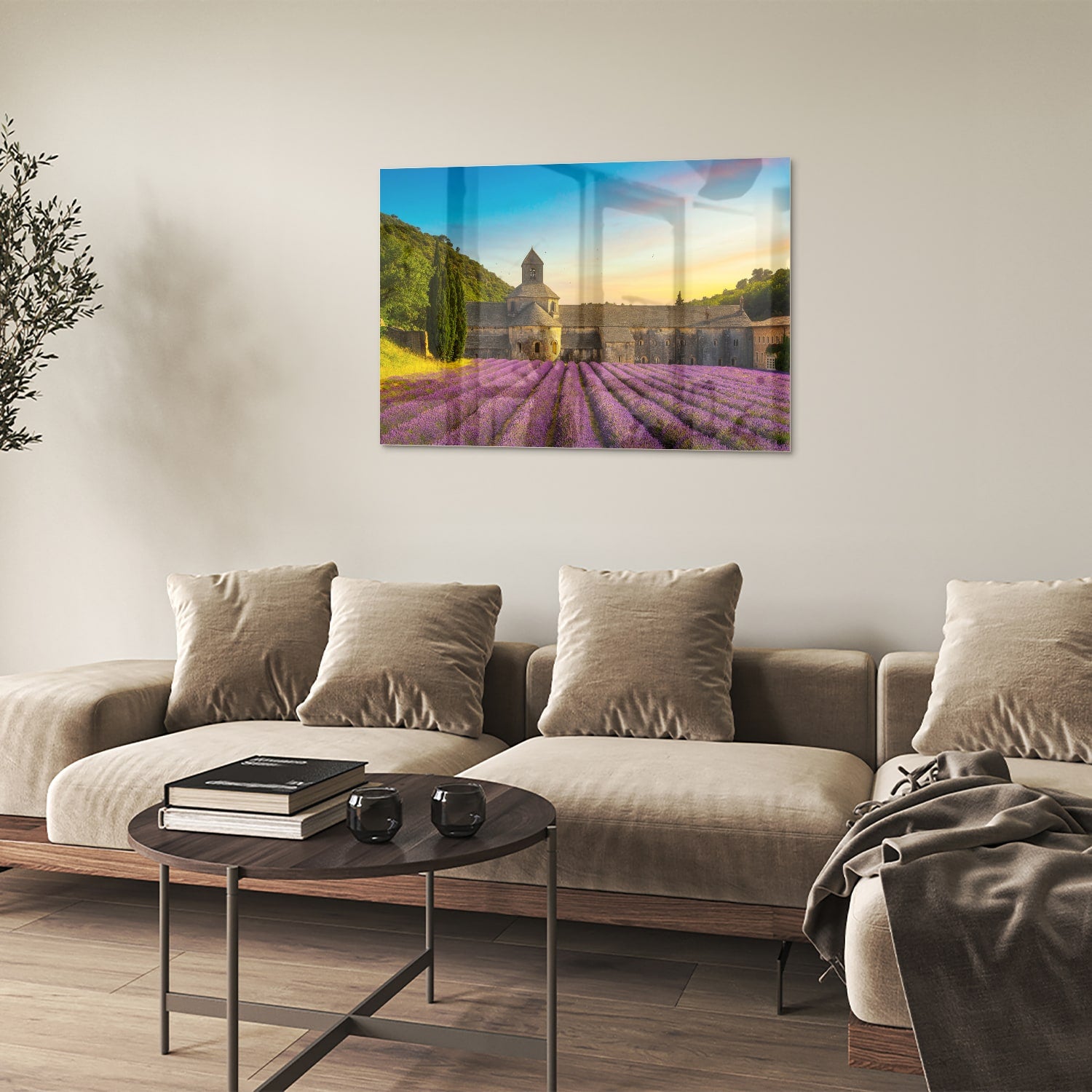 Glazen schilderij van lavendelvelden en een klooster in de Provence