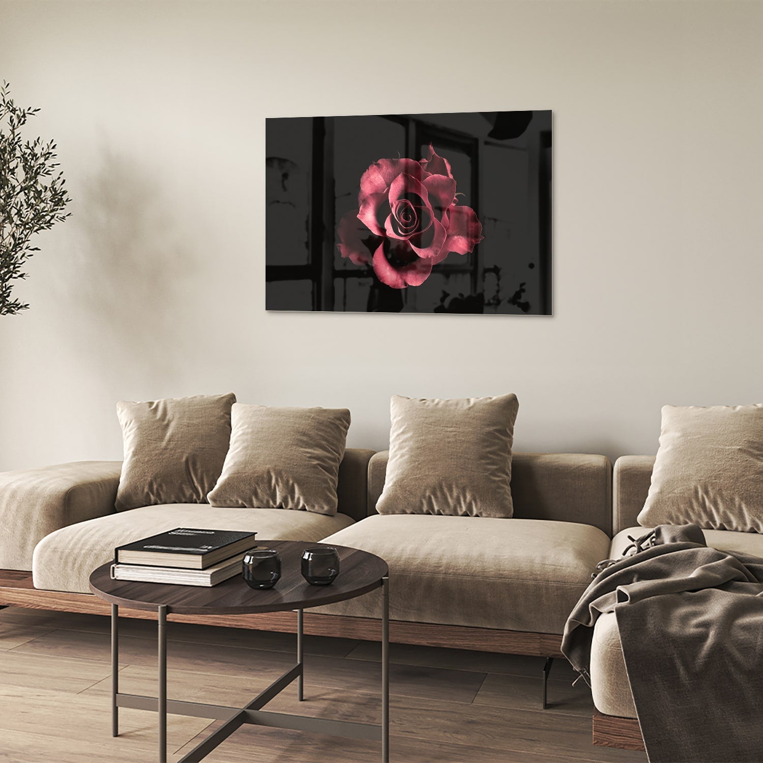 Een elegant glazen schilderij van een roze roos op zwarte achtergrond.