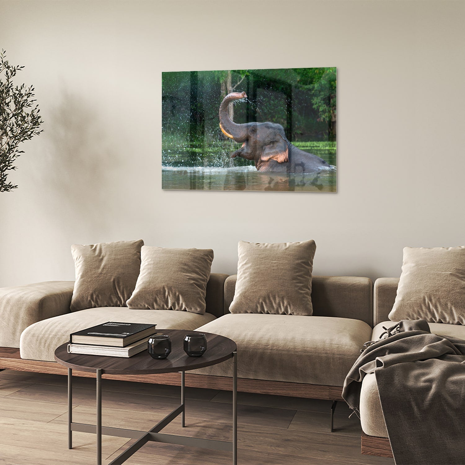 Glazen schilderij van een olifant die speelt in het water