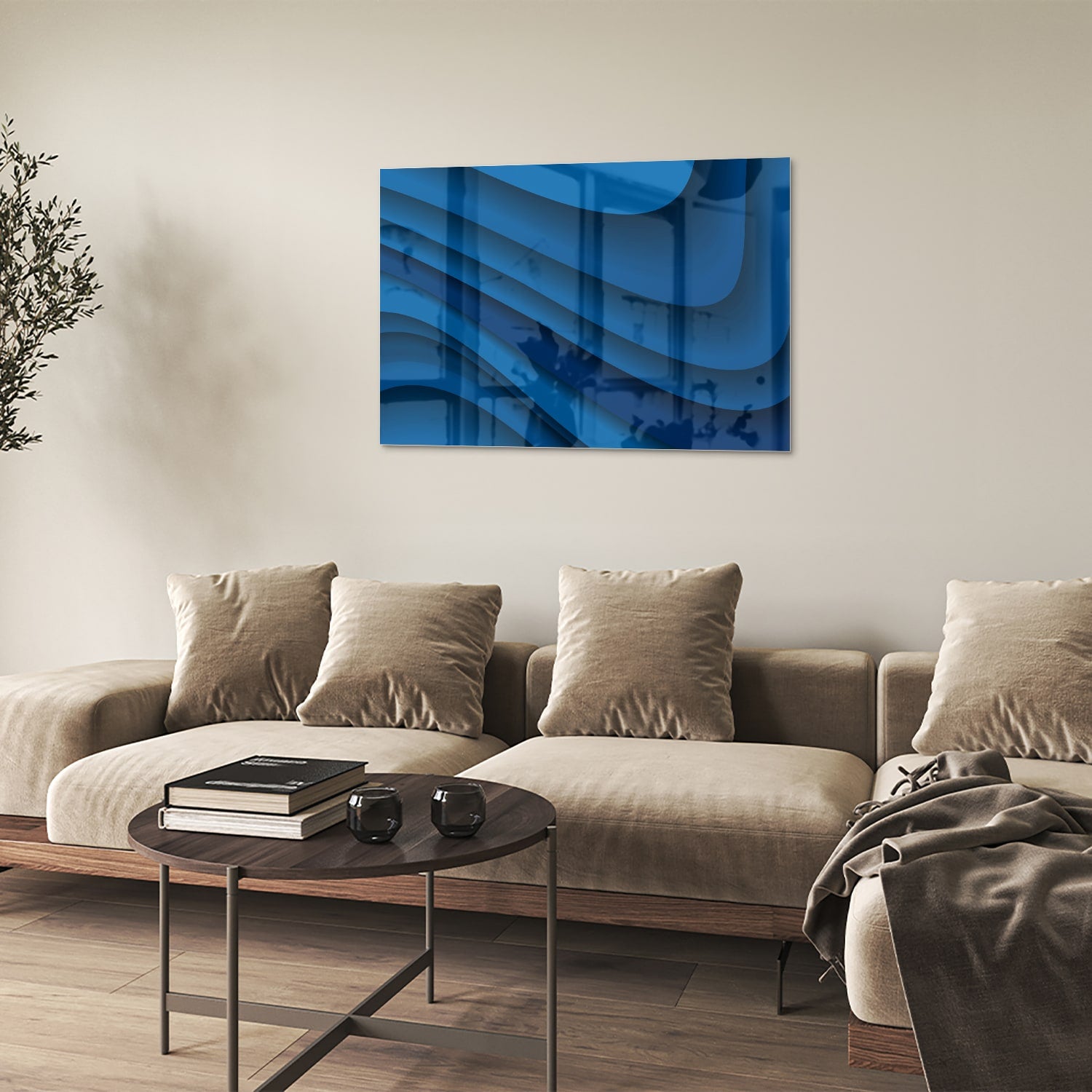 Modern glazen schilderij in abstracte blauwtinten op een muur.