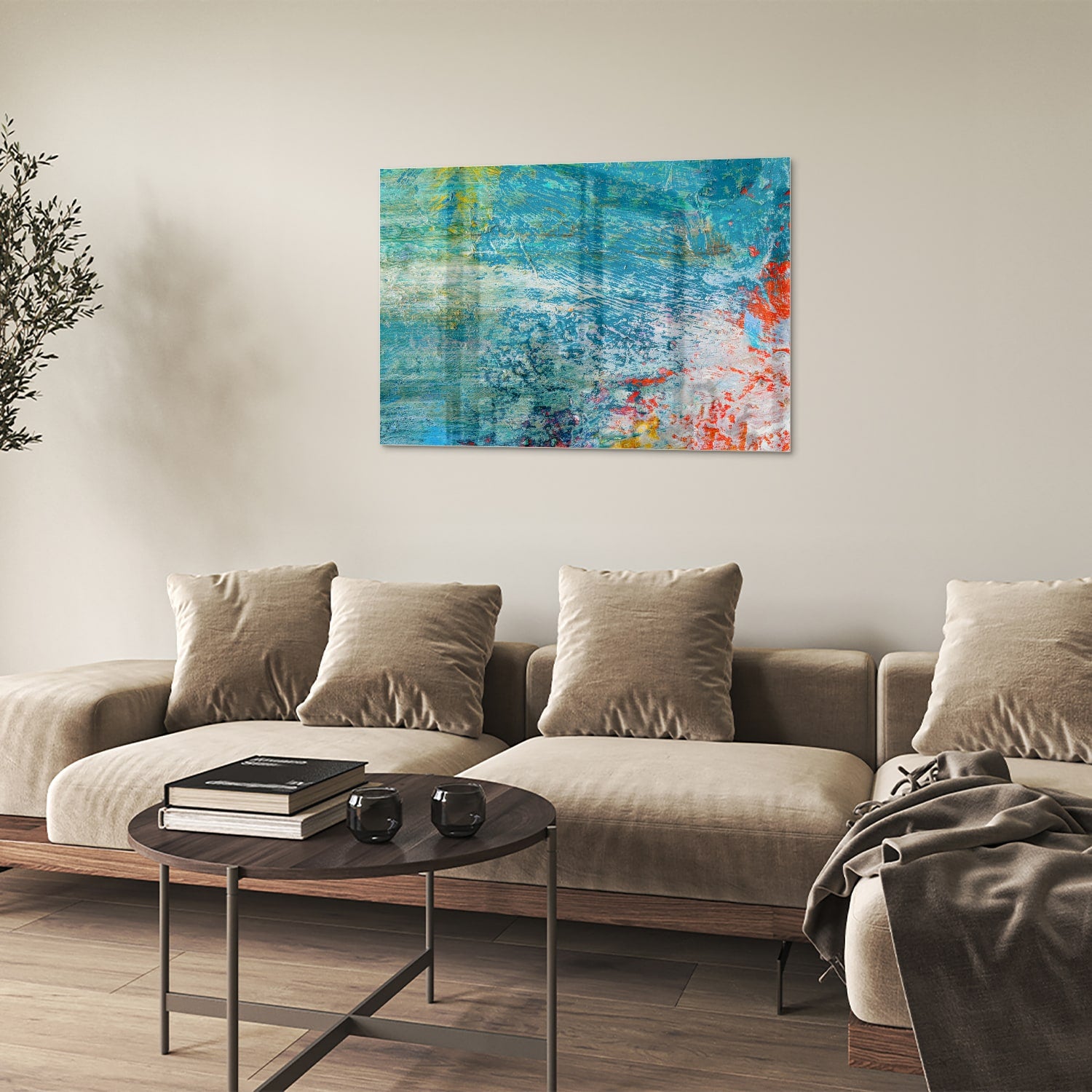 Kleurrijk abstract glazen schilderij aan de muur boven een houten kast