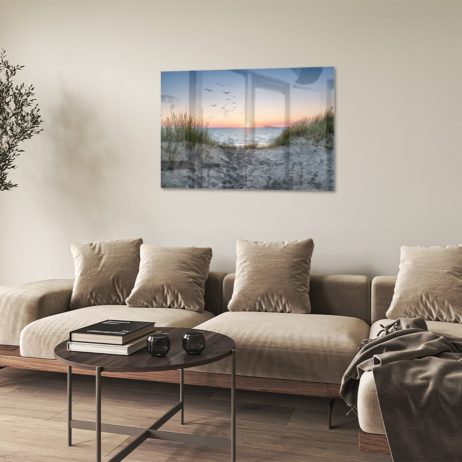 Glazen schilderij van een serene zonsondergang boven de zee met gras en vogels