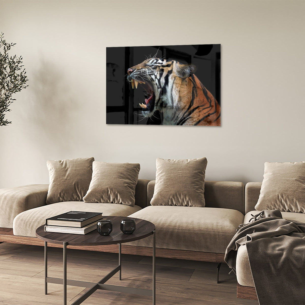 Glazen schilderij van een brullende tijger aan de muur in een stijlvolle kamer.
