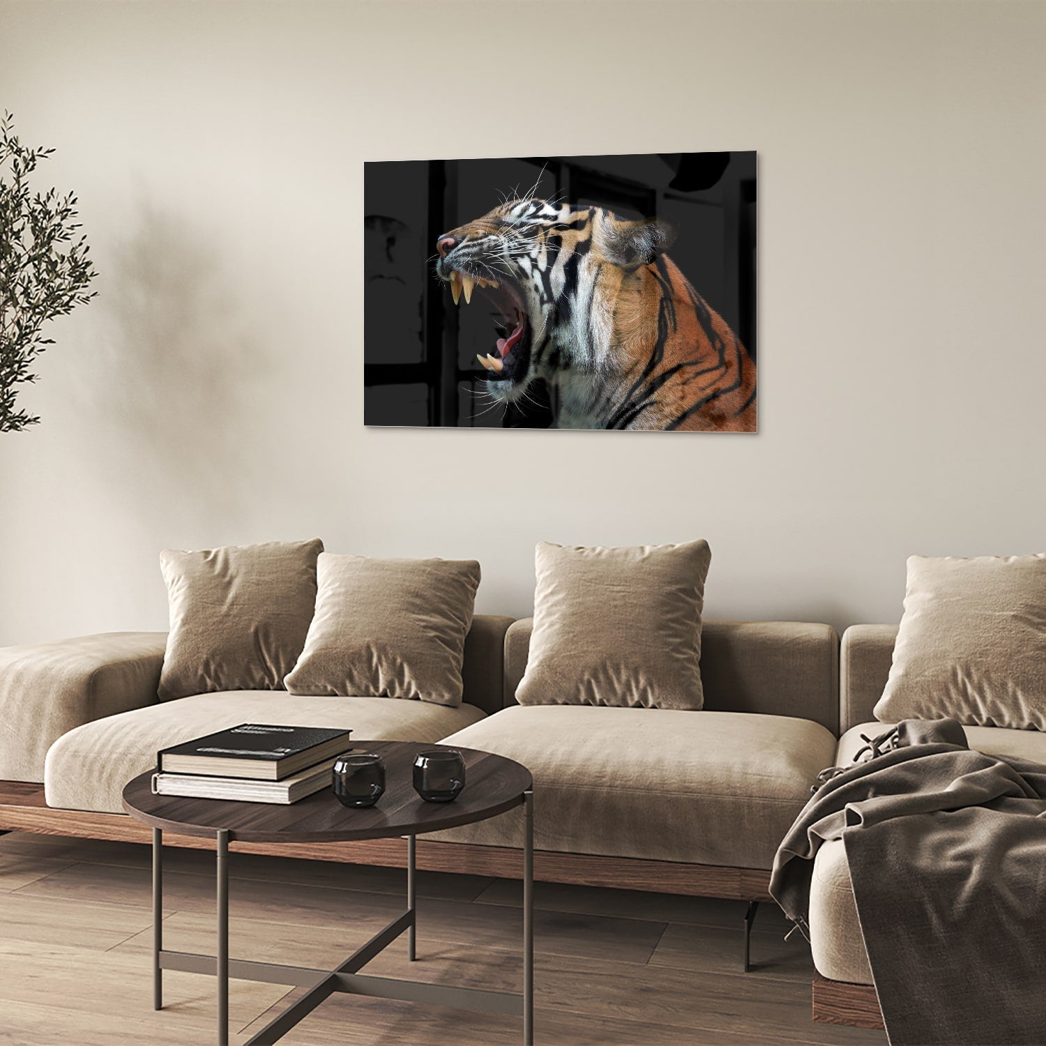 Glazen schilderij van een brullende tijger aan de muur in een stijlvolle kamer.