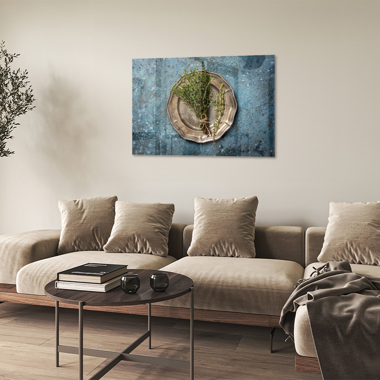 Glazen schilderij met kruiden op een vintage schaal tegen een blauwe achtergrond.