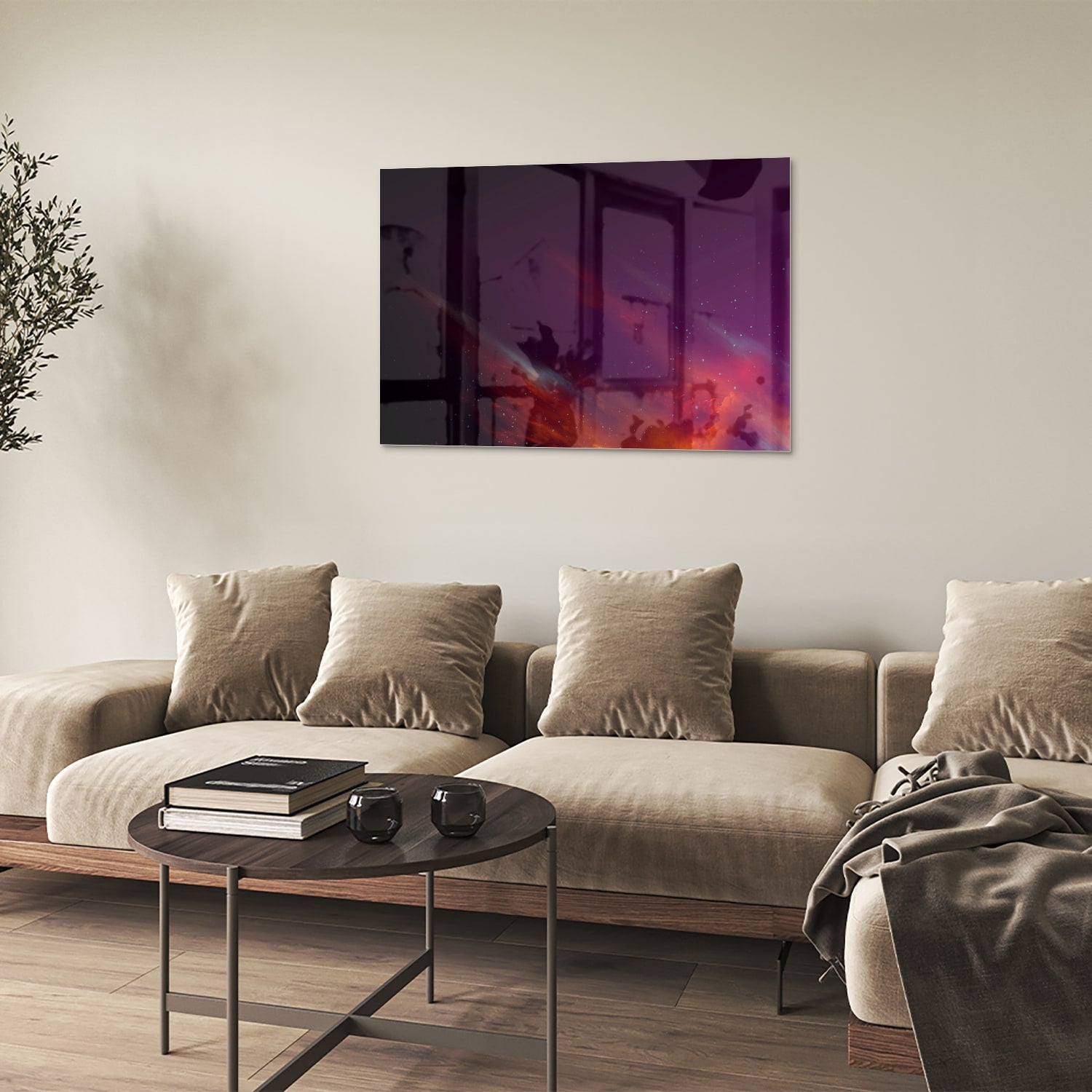 Een kleurrijk glazen schilderij met abstracte vormen in een moderne woonkamer.