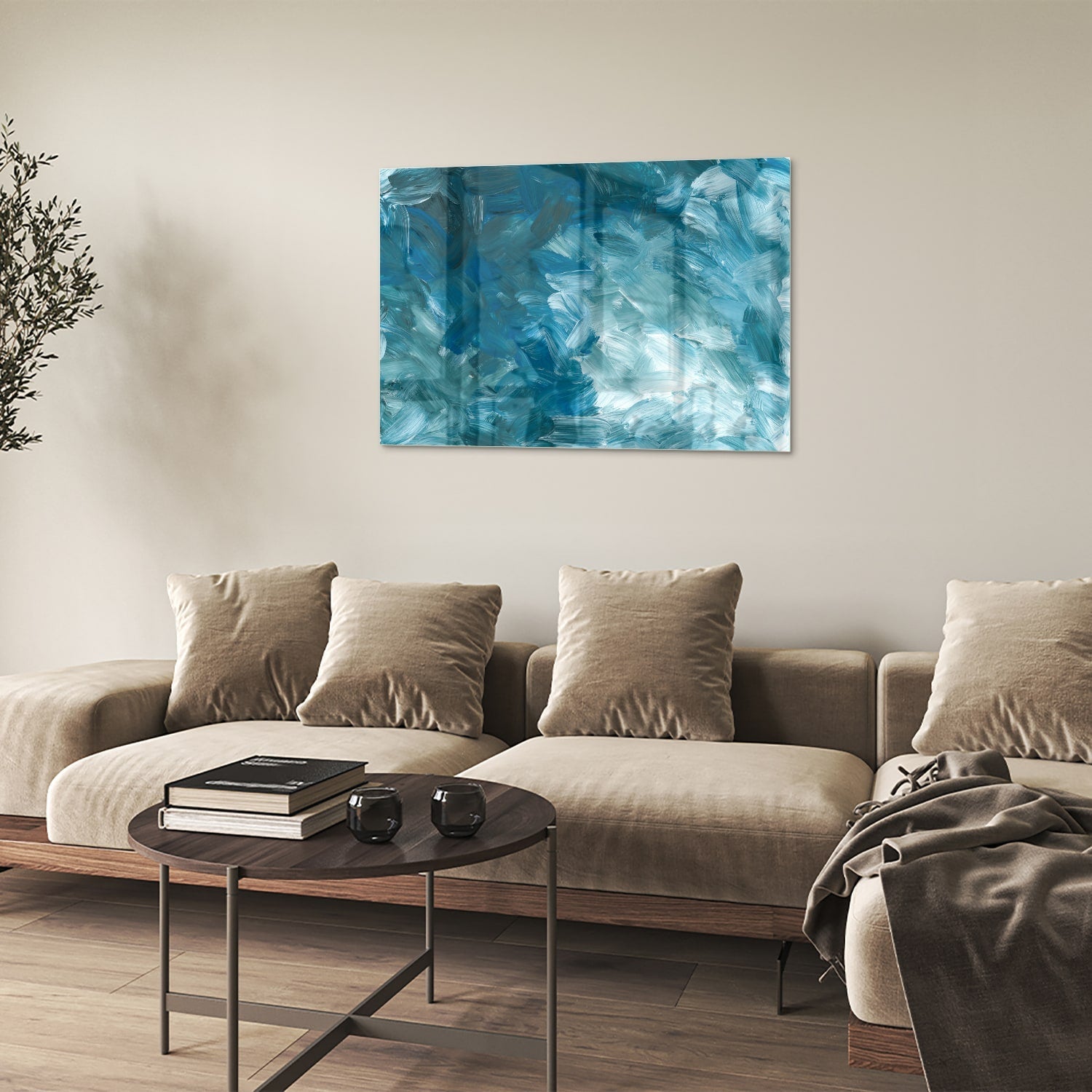 Abstract glazen schilderij met verschillende tinten blauw aan de muur.