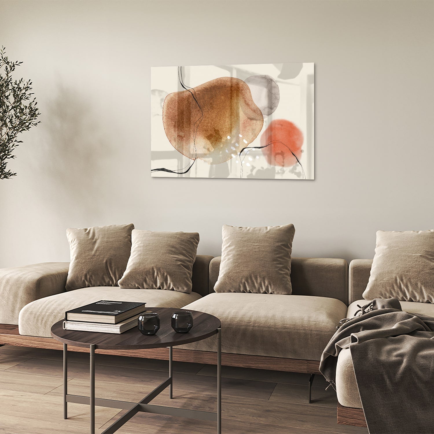 Abstract glazen schilderij met organische vormen in aardetinten.
