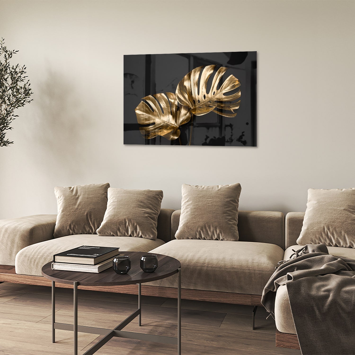 Gouden glazen schilderij met monstera bladeren aan de muur