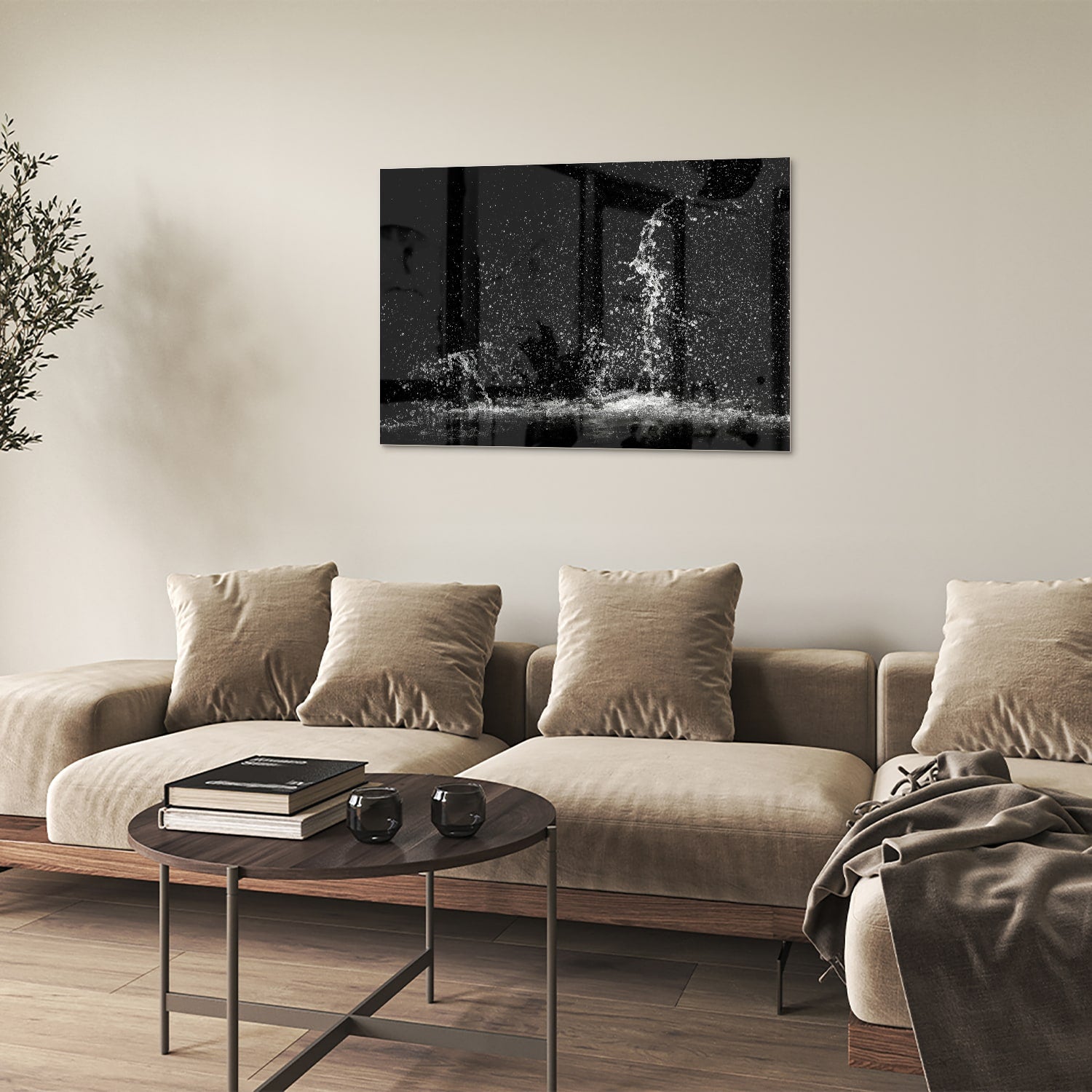 Zwart-wit glazen schilderij met een dynamisch spatwatereffect aan de muur.