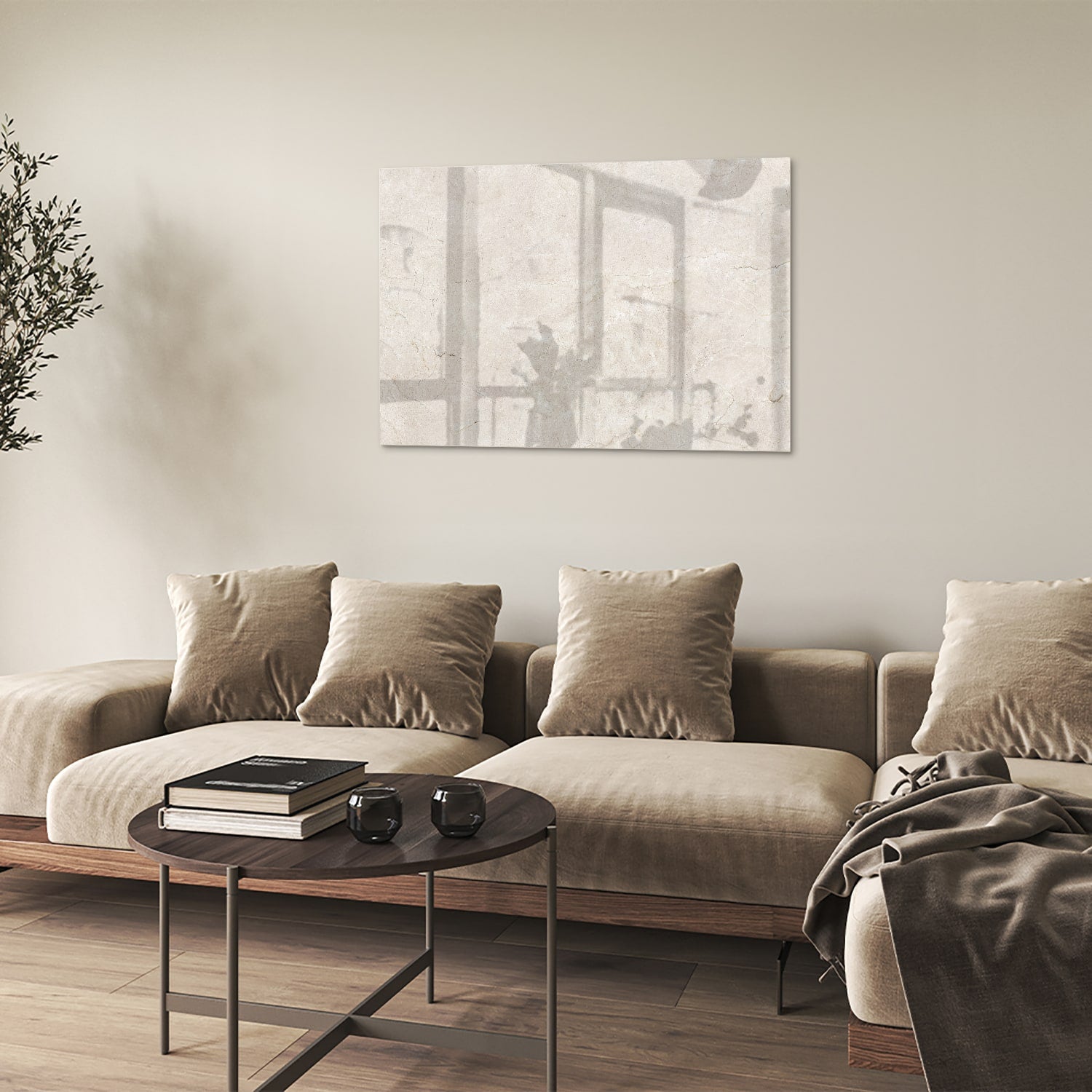 Elegant glazen schilderij met schaduwdetails aan een muur in een moderne woonkamer.