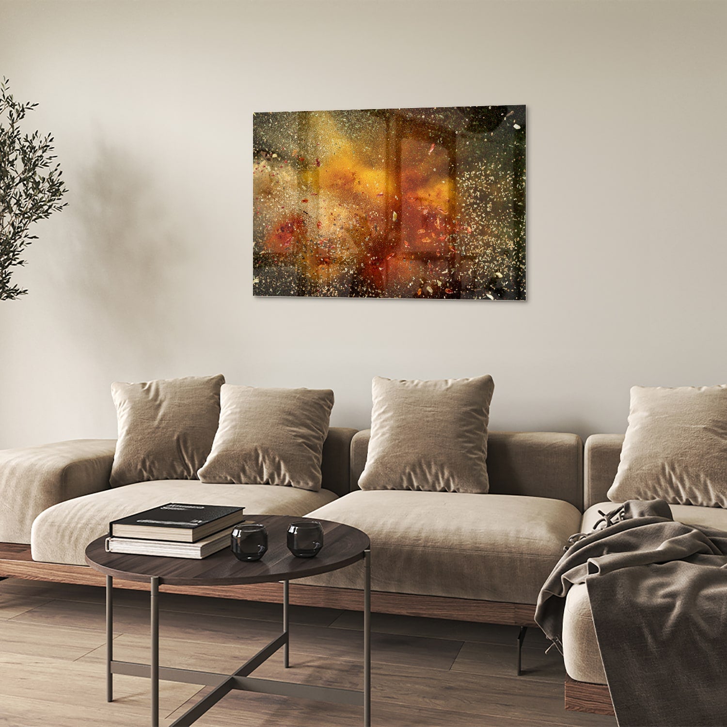 Abstract glazen schilderij met glinsterende warme kleuren in een moderne woonkamer.