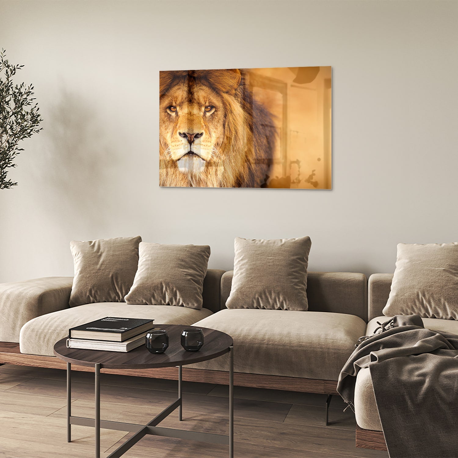 Glazen schilderij van een majestueuze leeuw in een modern interieur