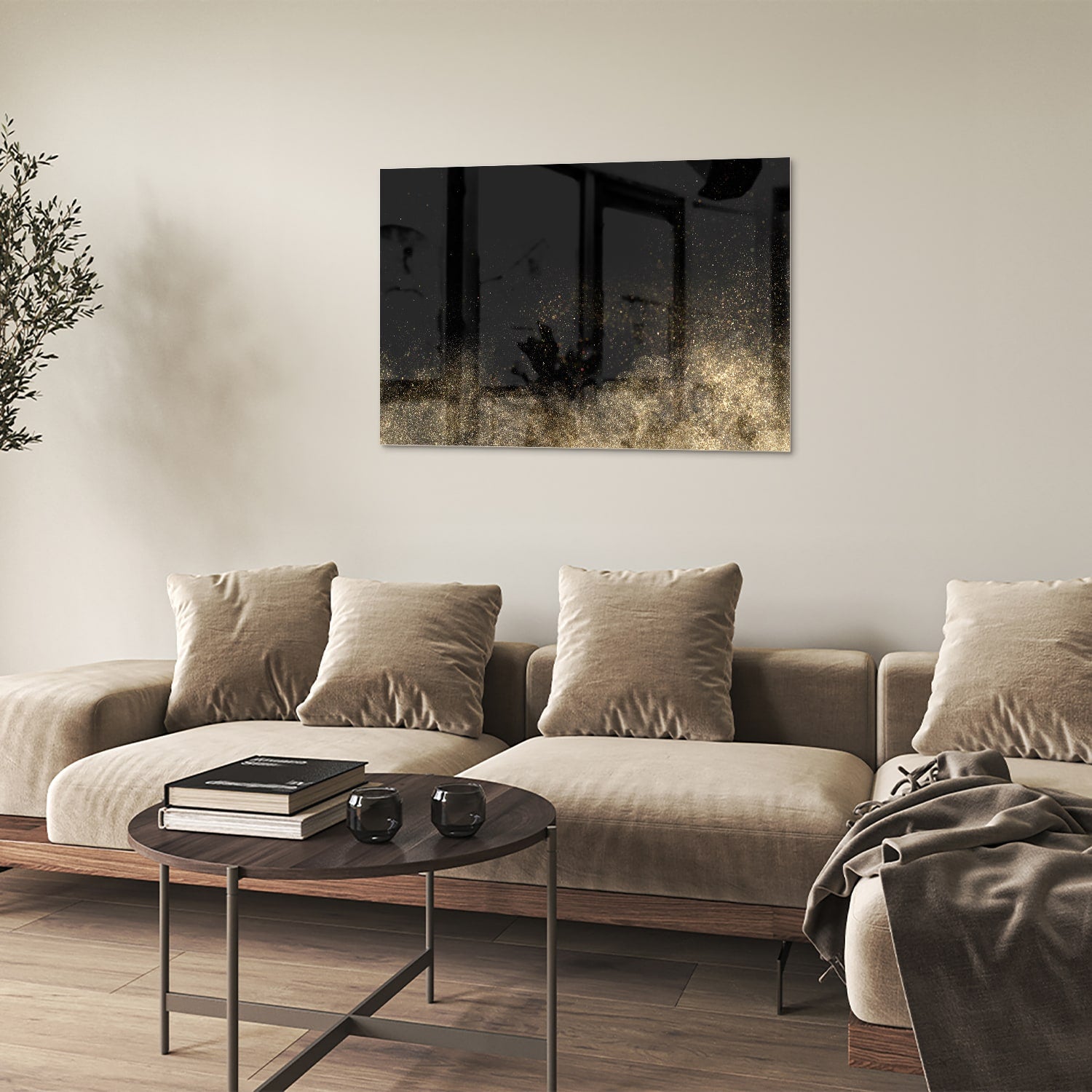 Glazen schilderij met zwarte achtergrond en gouden accenten aan de muur