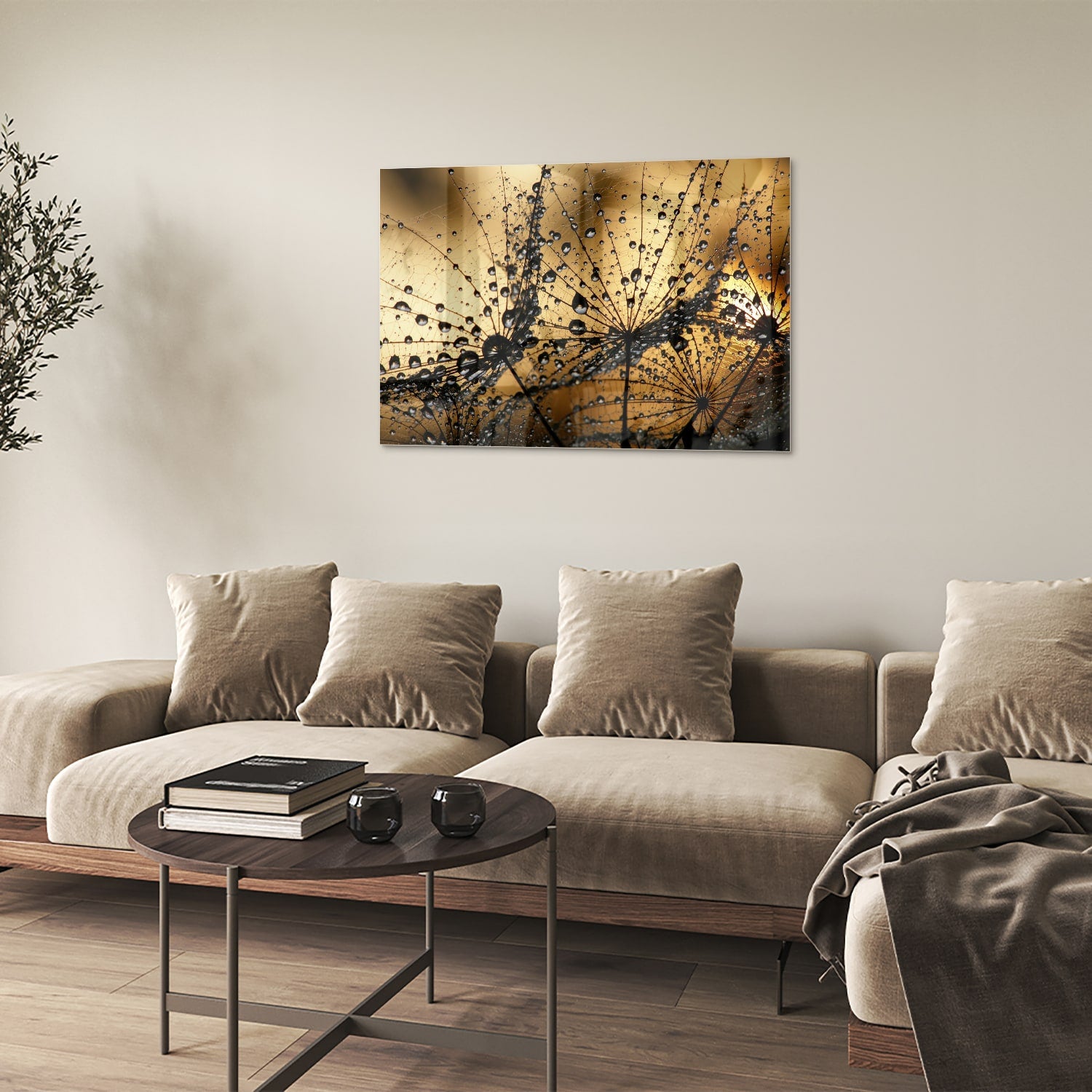 Glazen schilderij met gouden waterdruppels op een lichte muur.