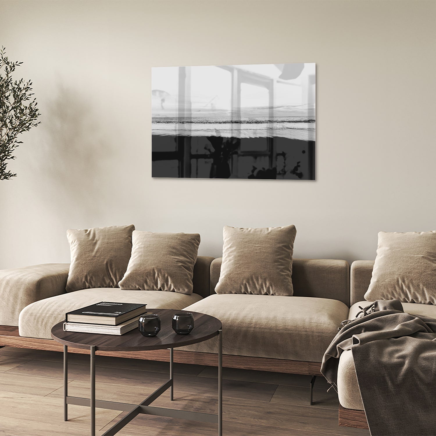 Minimalistisch zwart-wit glazen schilderij aan de muur in een modern interieur.