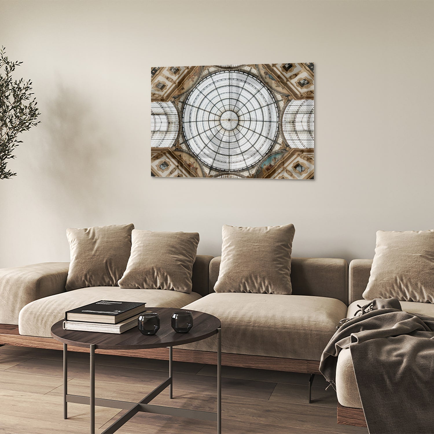 Elegant glazen schilderij van een kunstzinnige koepel op een muur.