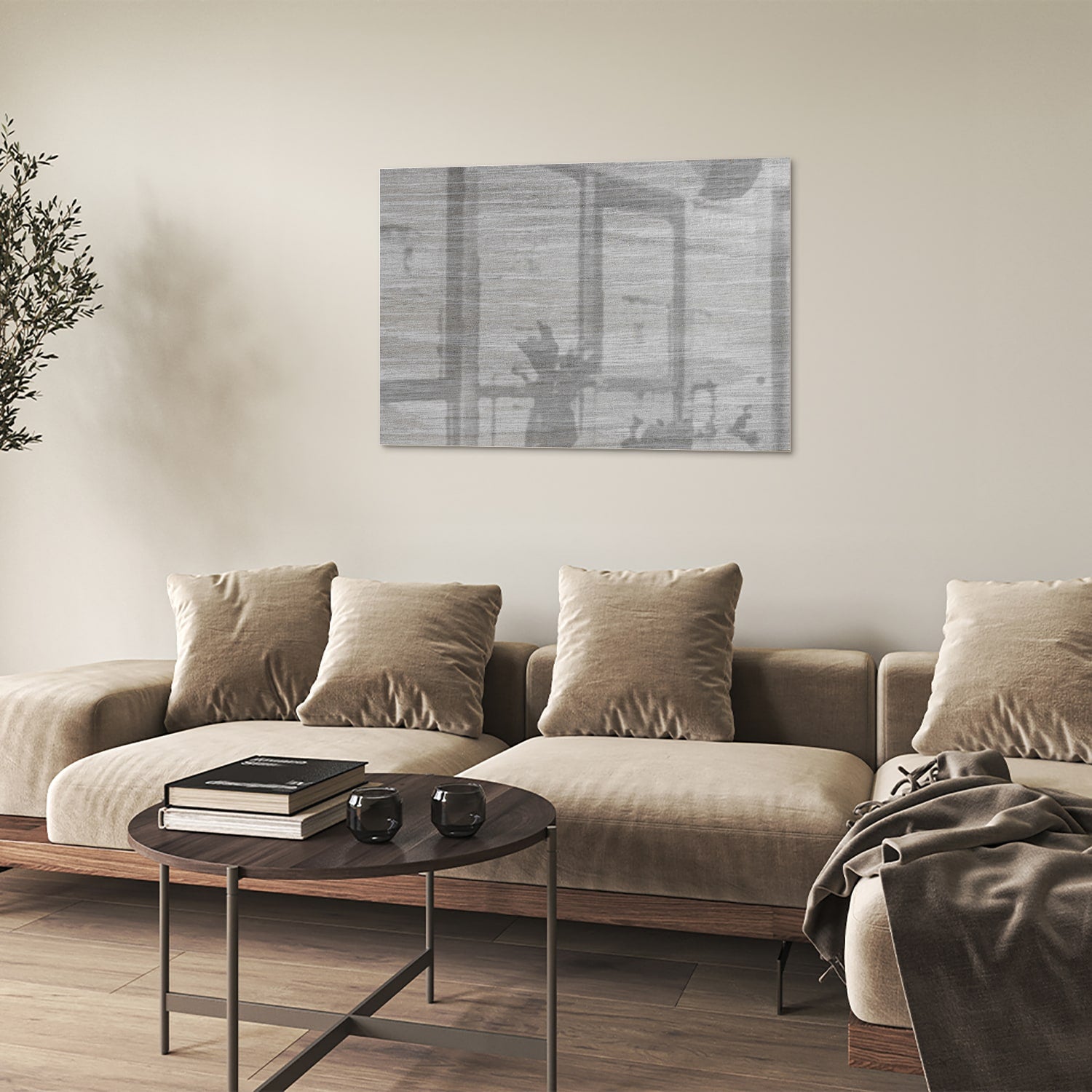 Minimalistisch glazen schilderij met grijstinten aan muur in moderne woonkamer.