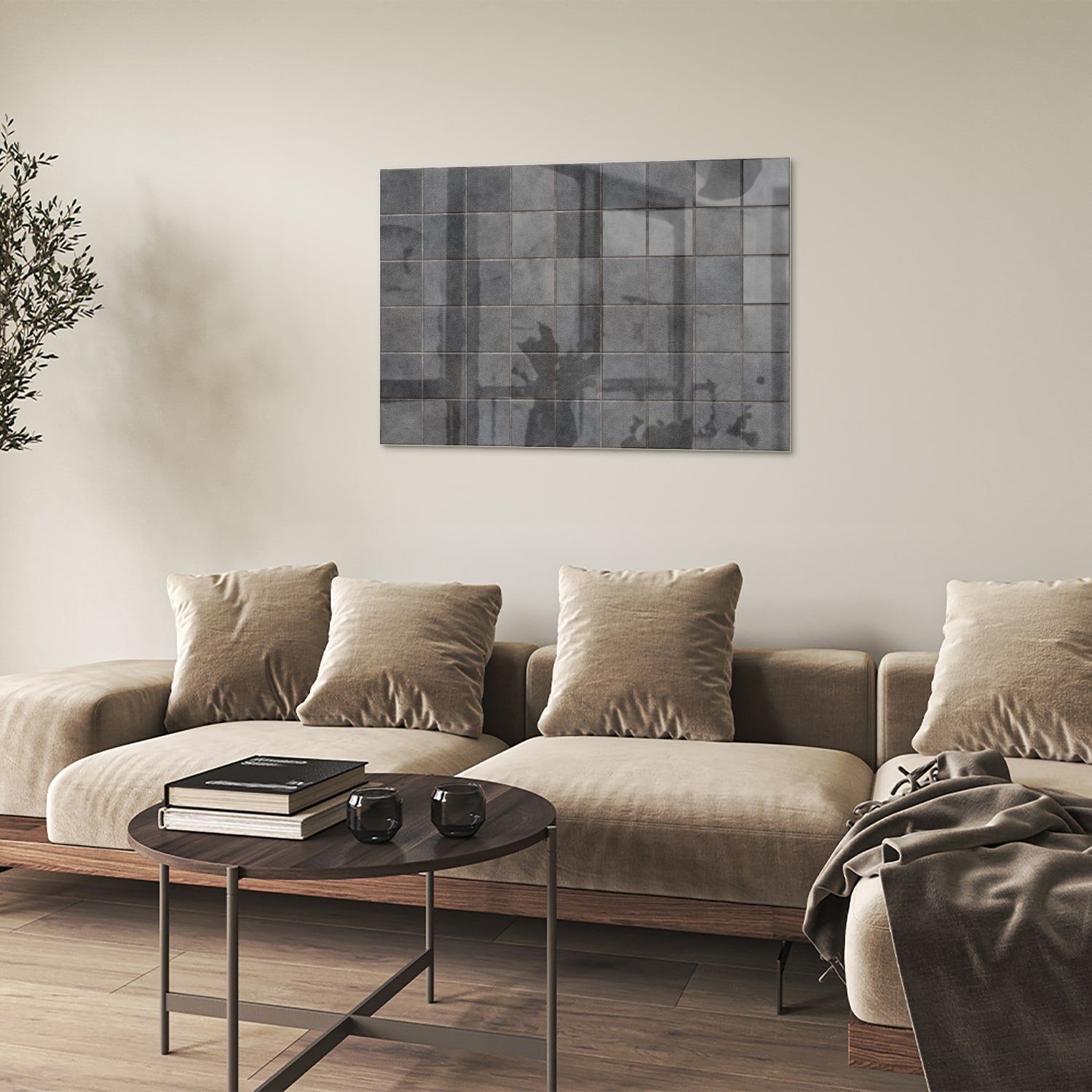 Modern glazen schilderij in grijstinten aan de muur boven een houten kast