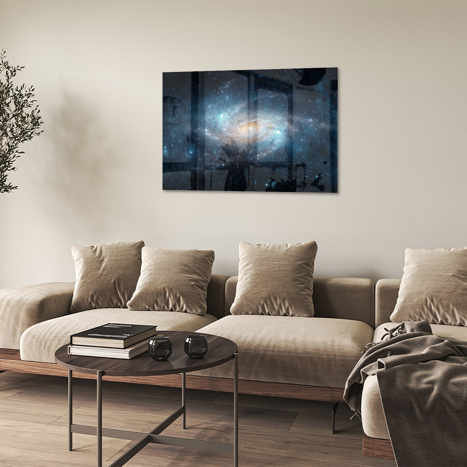 Glazen schilderij van een sterrenstelsel aan de muur in een moderne woonkamer.