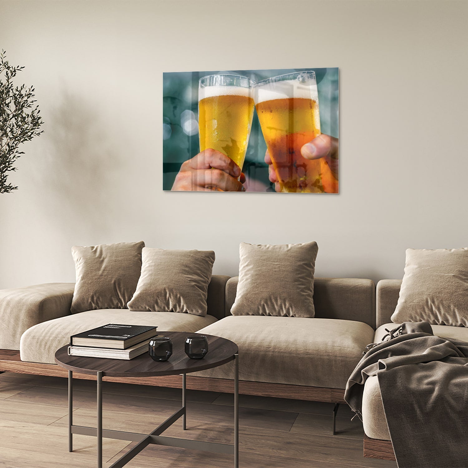 Glazen schilderij van twee glazen bier die aan elkaar getild worden in een feestelijke setting.