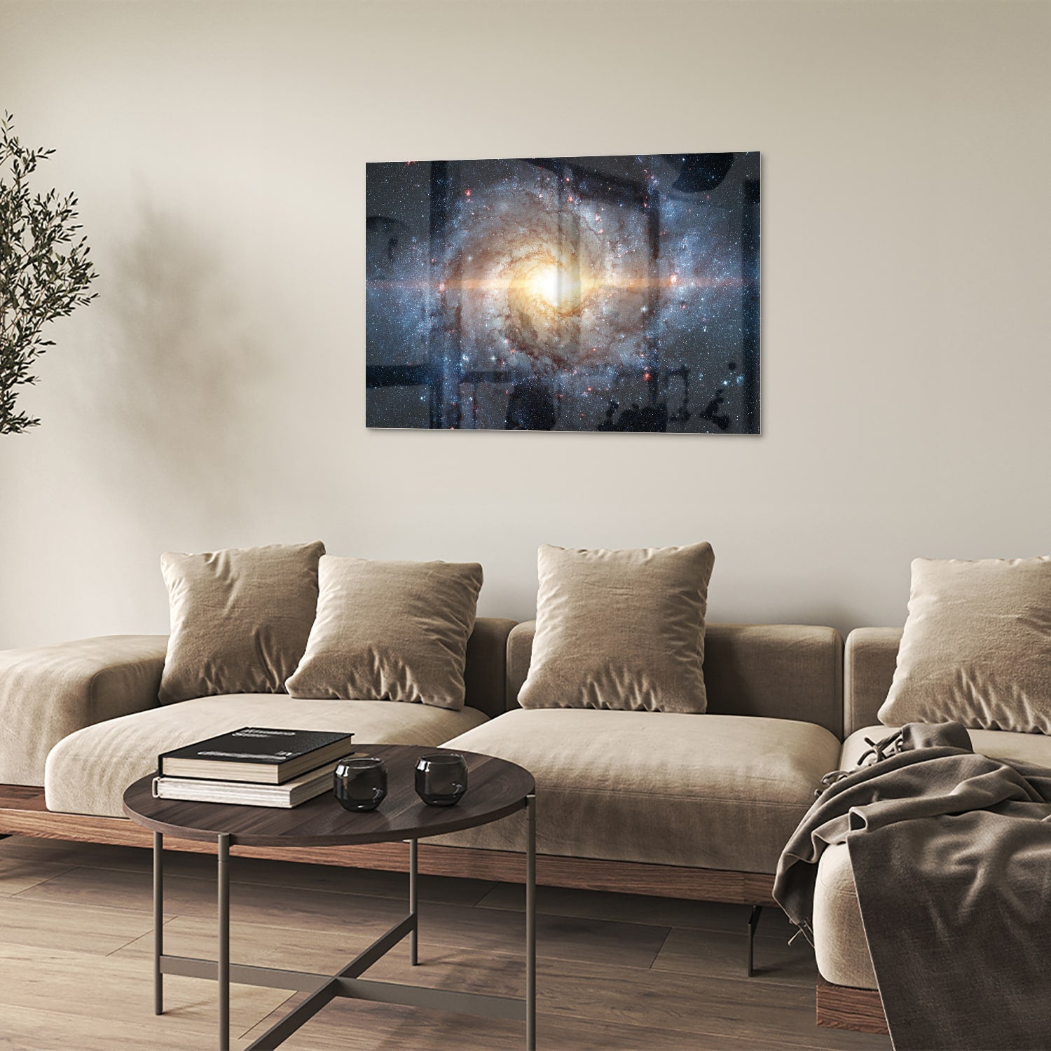 Glazen schilderij van een sterrenstelsel aan de muur in een lichte woonkamer.