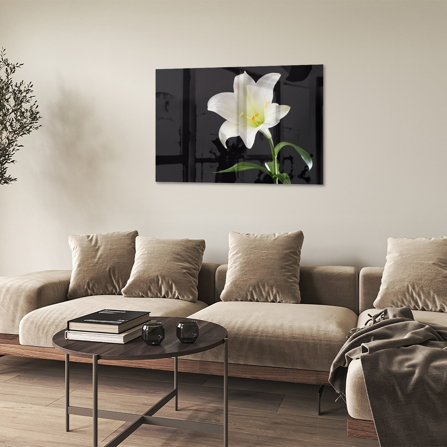 Glazen schilderij van een witte lelie aan de muur in een stijlvol interieur.