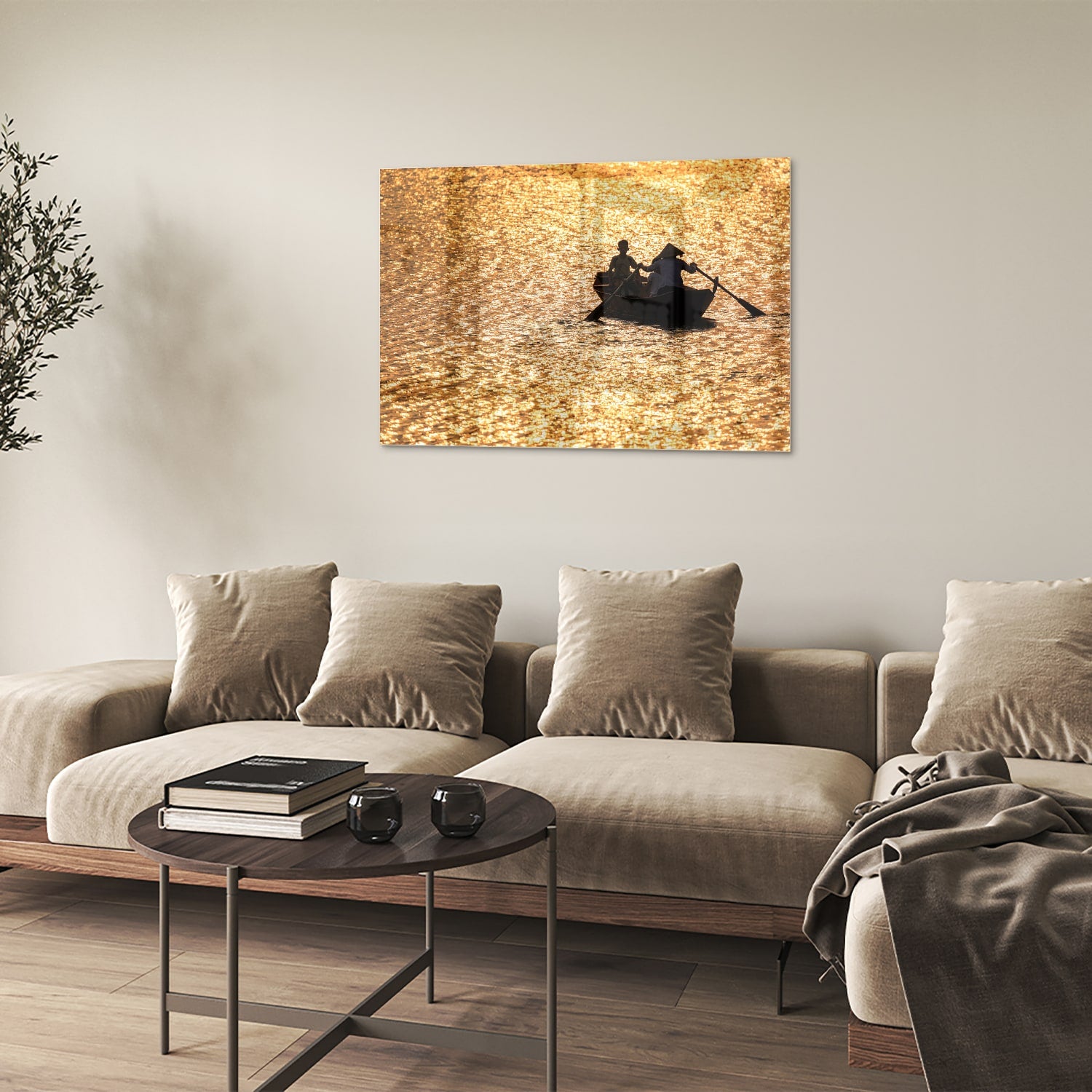 Glazen schilderij van een roeiboot op glinsterend, gouden water
