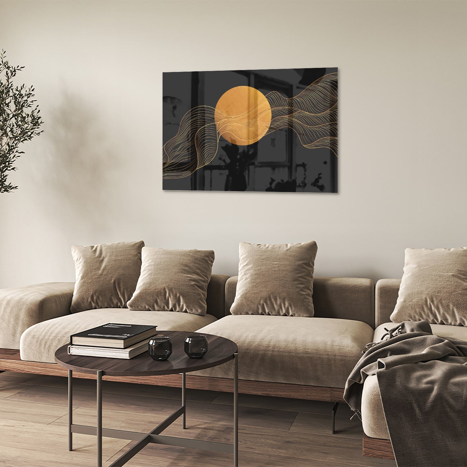 Abstract glas schilderij met een gouden zon en golvende lijnen op een zwarte achtergrond.