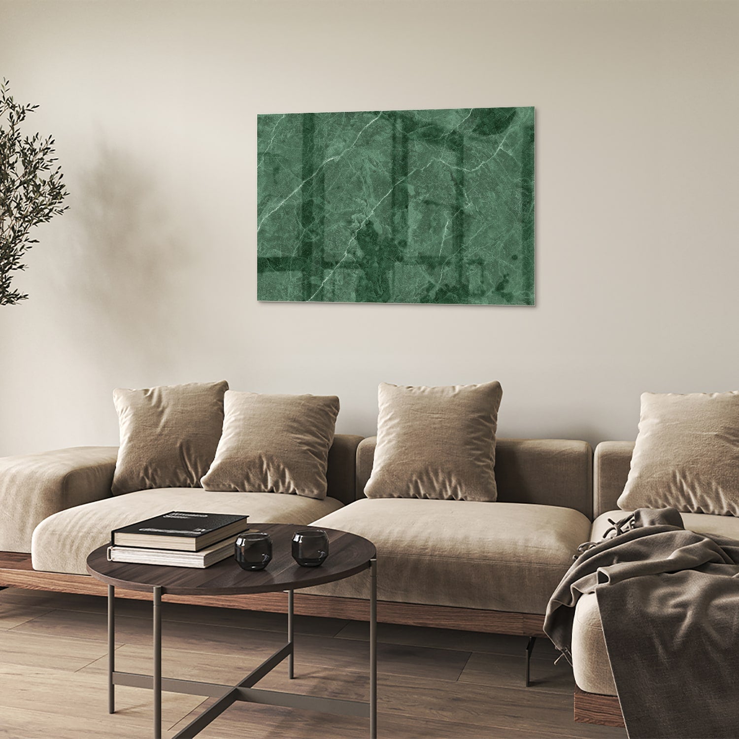 Groen glazen schilderij met marmerpatroon aan de muur.