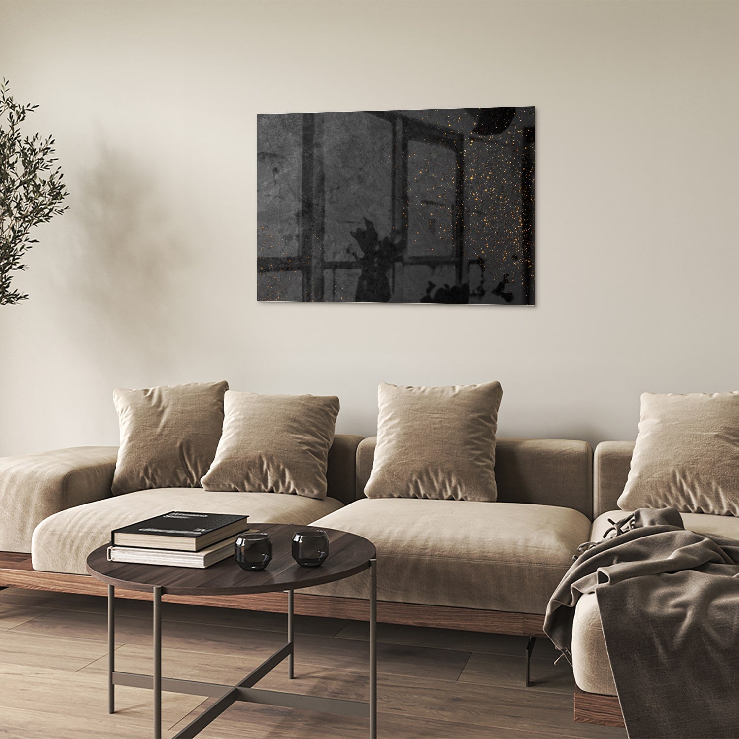 Donker glazen schilderij met gouden accenten aan de muur
