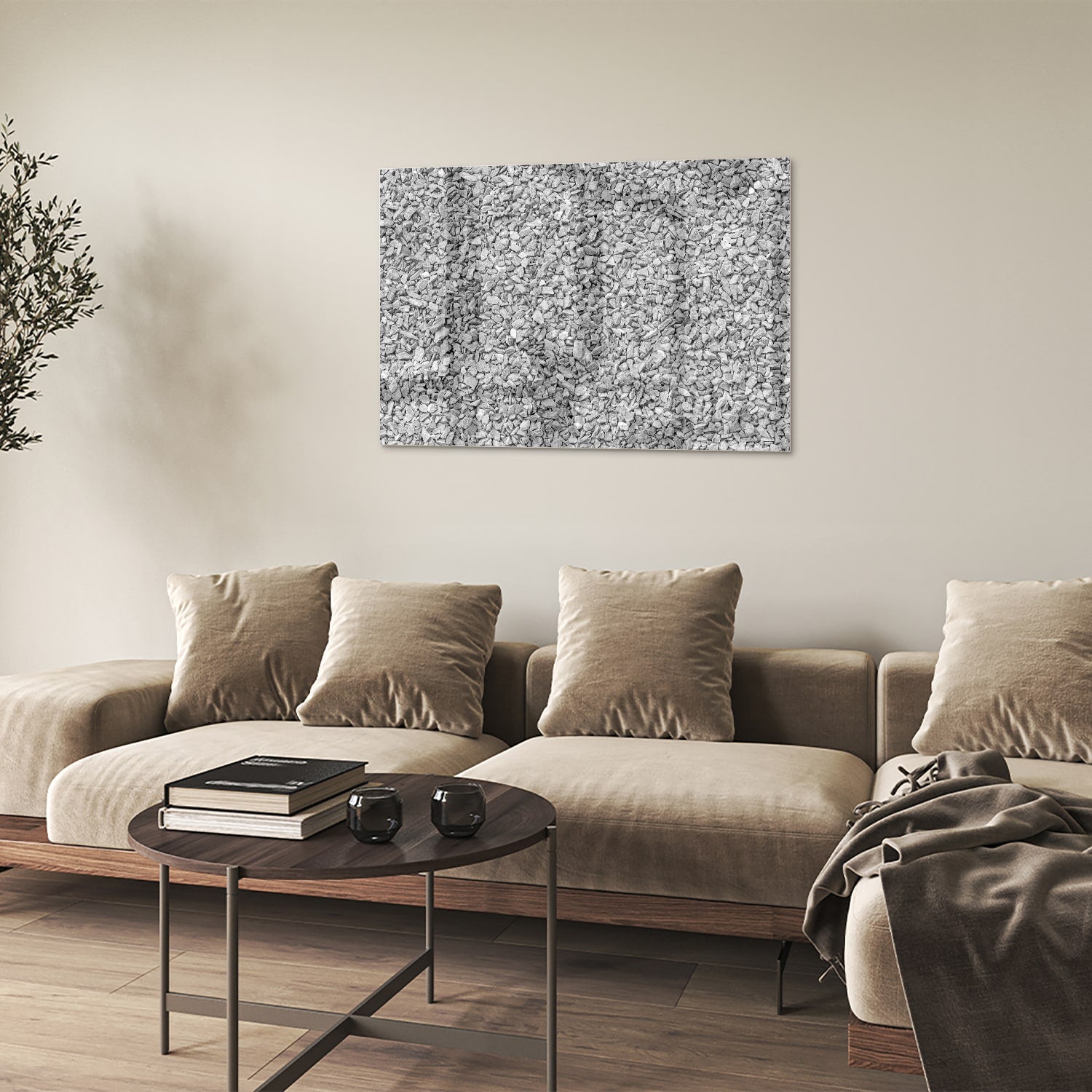 Abstract glazen schilderij met textuur hangt aan de muur in een modern interieur.