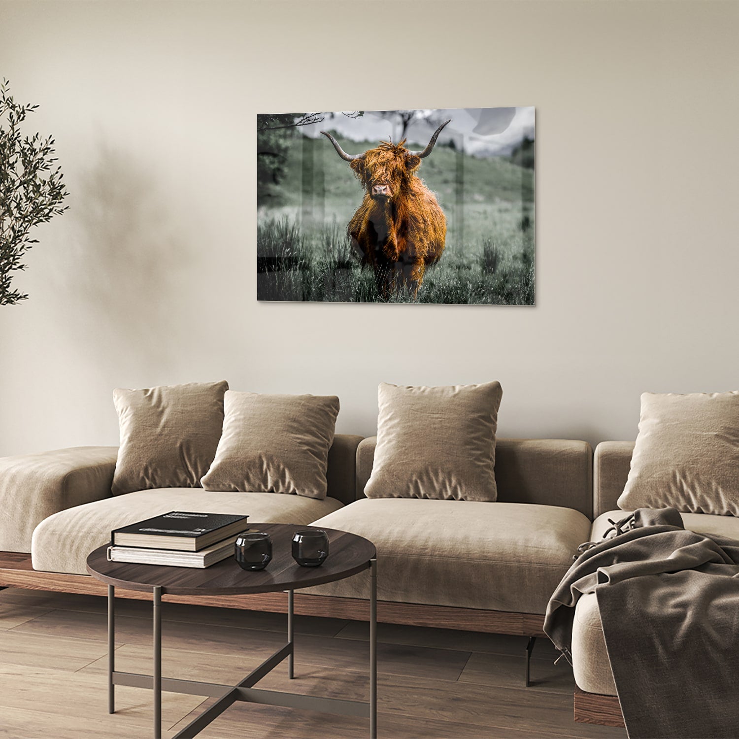 Schots Hooglander schilderij op glas in een groene omgeving.
