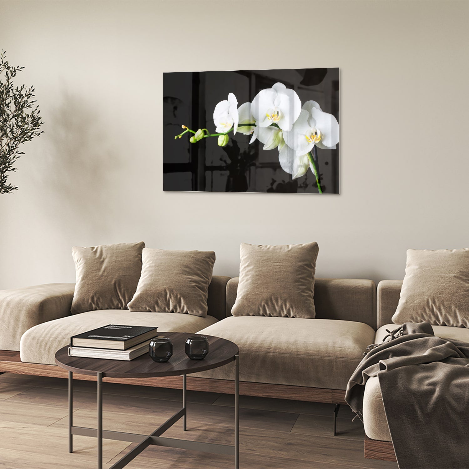 Glazen schilderij van witte orchideen op een zwarte achtergrond