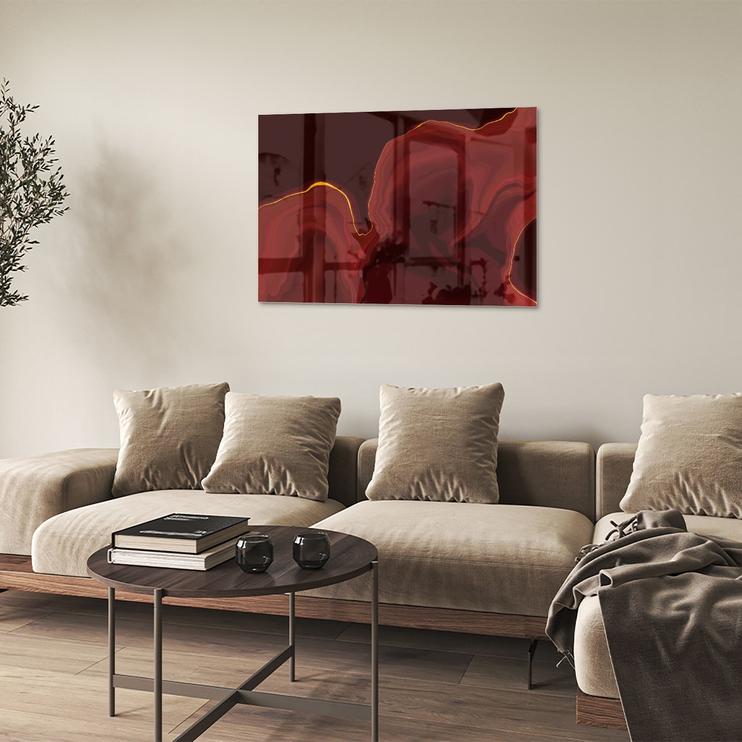 Abstract glazen schilderij met warme roodtinten aan de muur