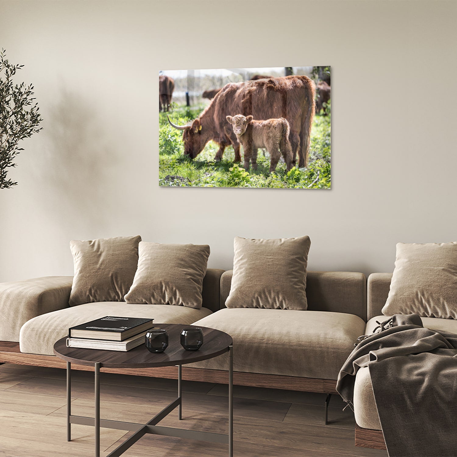 Glazen schilderij van een moederkoe met haar kalf in een groene weide.