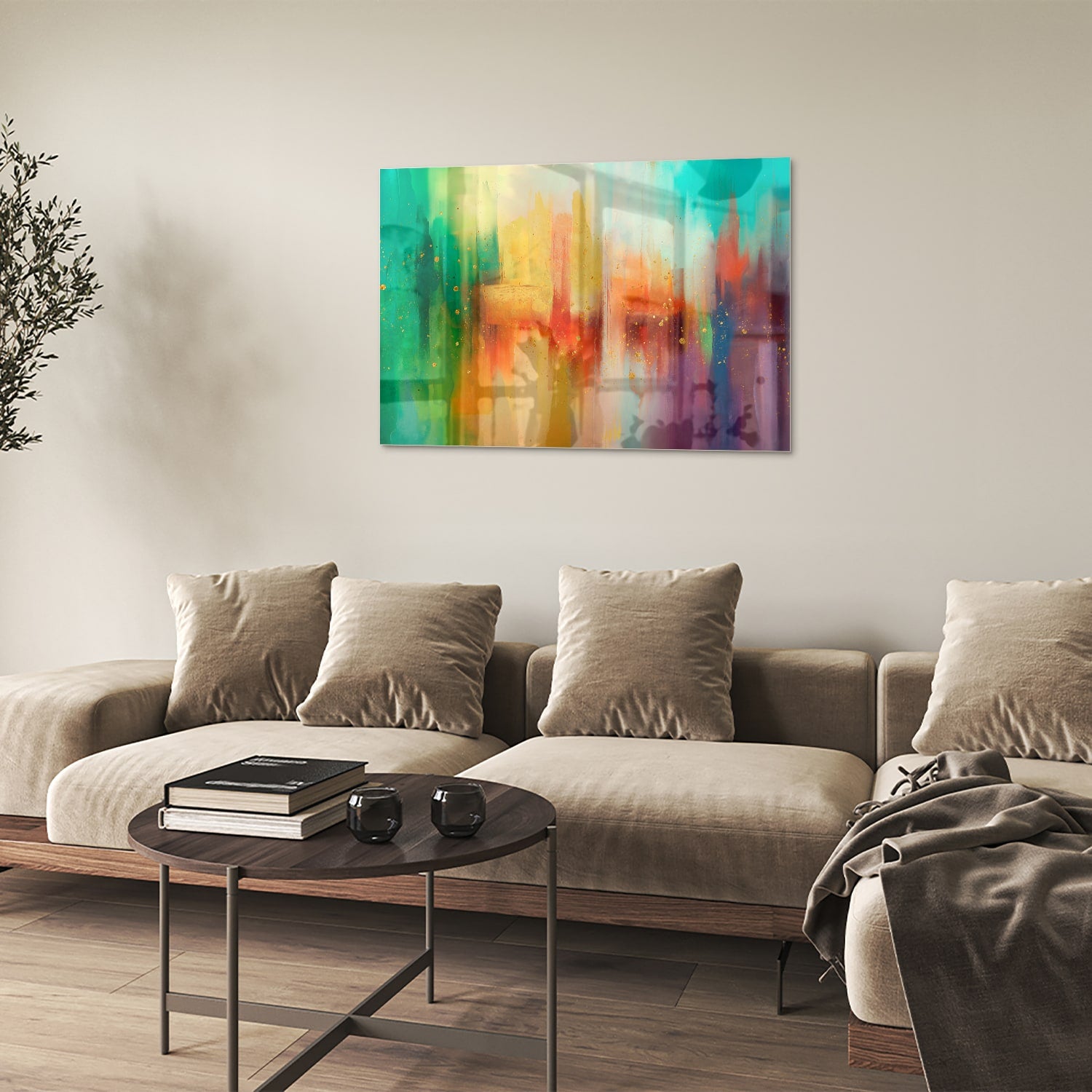 Abstract kleurrijk glazen schilderij aan de muur in een moderne woonkamer.